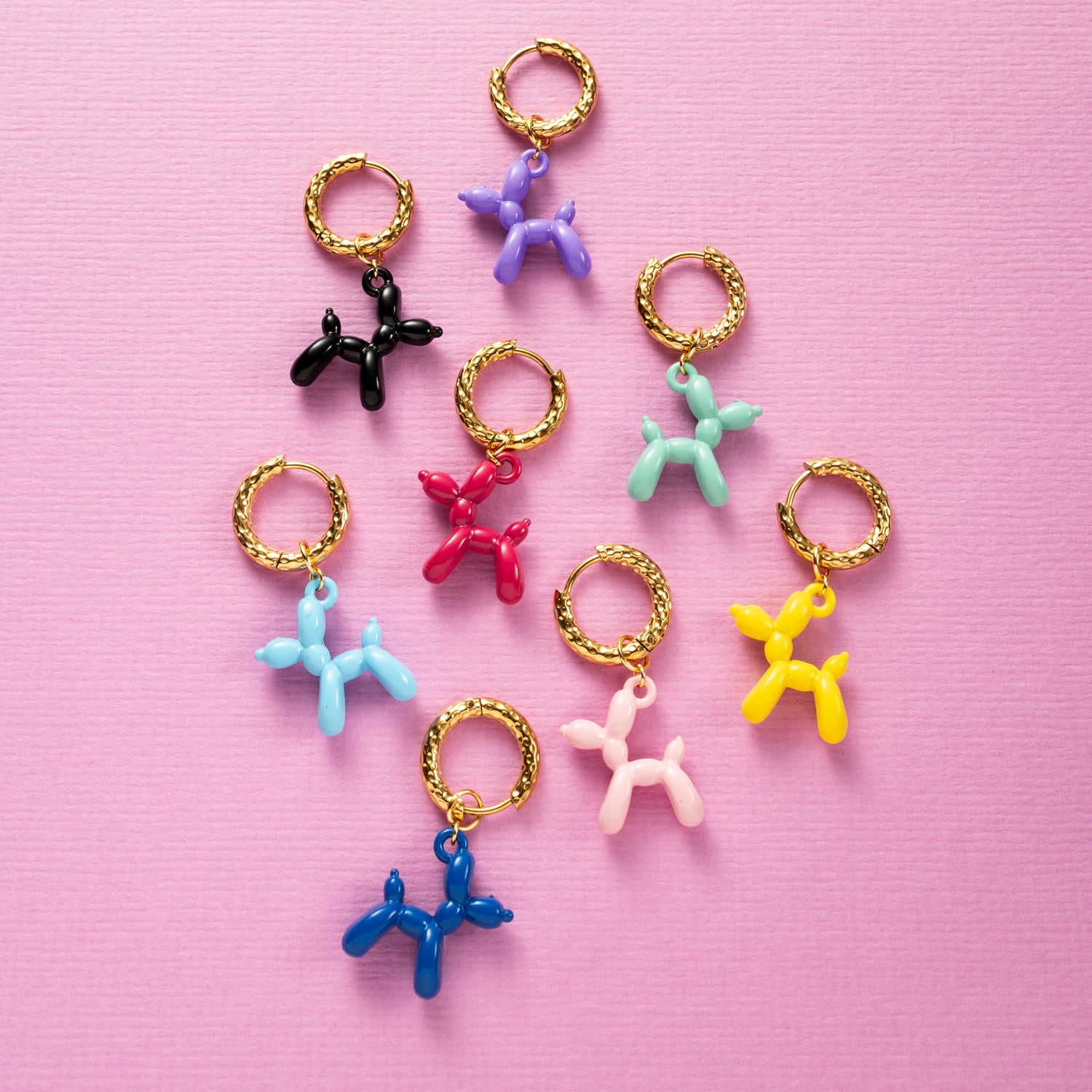 Ontdek onze funky one-piece oorbellen: speels, vrolijk en vol charmante bedels die je look meteen een sprankje kleur en vreugde geven. Elke oorbel heeft een eigen karakter en zorgt voor een instant feel-good vibe. Mix &amp; match je eigen favorieten voor een unieke, eigenzinnige stijl.