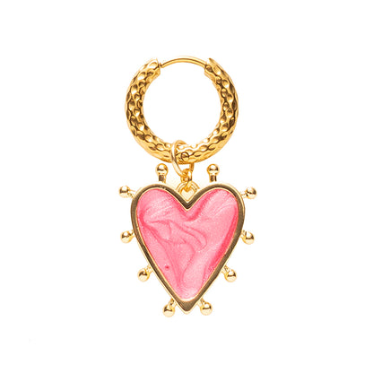 Een opvallend, gemarmerd hart in roze dat kleur en karakter toevoegt aan elke outfit. Deze one-piece oorbel is elegant, eigenzinnig en perfect te combineren met andere stijlen voor een unieke, persoonlijke look.