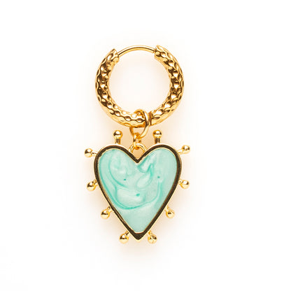 Een funky gemarmerd hart in turquoise, voor wie houdt van kleur en eigenzinnige details. Draag ‘m solo of mix &amp; match met andere oorbellen voor een stijlvolle en opvallende uitstraling.