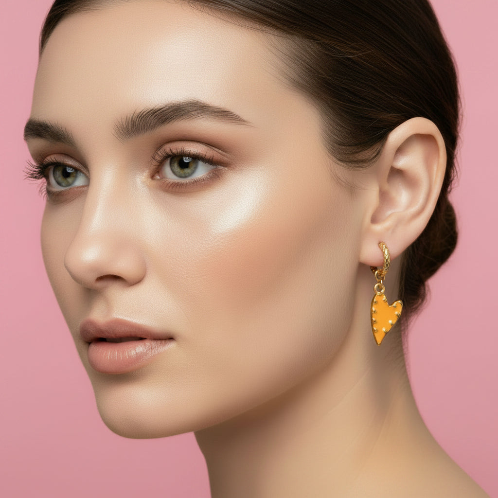 Een one-piece oorbel met een fel oranje hart dat direct opvalt. Speels, eigenzinnig en gemaakt voor vrouwen die durven te kiezen voor kleur en statement. Draag ‘m solo voor impact of mix &amp; match voor een edgy earparty.
