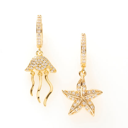 De Starfish Sparkle is een vrolijke one piece oorbel die direct een zomers gevoel oproept. De subtiele zeester is verfijnd afgewerkt met sprankelende zirkonia steentjes, waardoor er een zachte sparkle ontstaat bij elke beweging.

Deze oorbel is lief, speels en beachy tegelijk, perfect om je look net dat beetje extra fun te geven. Of je nu naar het strand gaat, een festival hebt of gewoon zin hebt in een zomerse touch: deze oorbel brengt instant sunshine vibes.