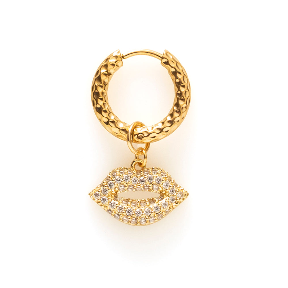 Laat je look spreken met deze oorbel in de vorm van sprankelende lipjes. Met glinsterende zirkonia die oplichten bij iedere beweging, voelt ze als een kleine knipoog van glamour en ondeugendheid. Eigenzinnig, opvallend en speels, draag haar solo voor een statement of combineer met andere oorbellen voor een vrolijke earparty.