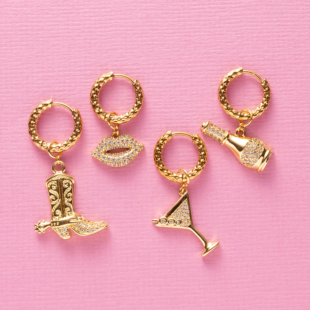 Laat je look spreken met deze oorbel in de vorm van sprankelende lipjes. Met glinsterende zirkonia die oplichten bij iedere beweging, voelt ze als een kleine knipoog van glamour en ondeugendheid. Eigenzinnig, opvallend en speels, draag haar solo voor een statement of combineer met andere oorbellen voor een vrolijke earparty.