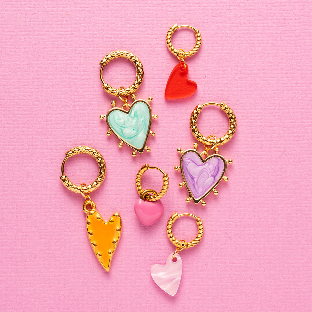 Een funky gemarmerd hart in turquoise, voor wie houdt van kleur en eigenzinnige details. Draag ‘m solo of mix &amp; match met andere oorbellen voor een stijlvolle en opvallende uitstraling.