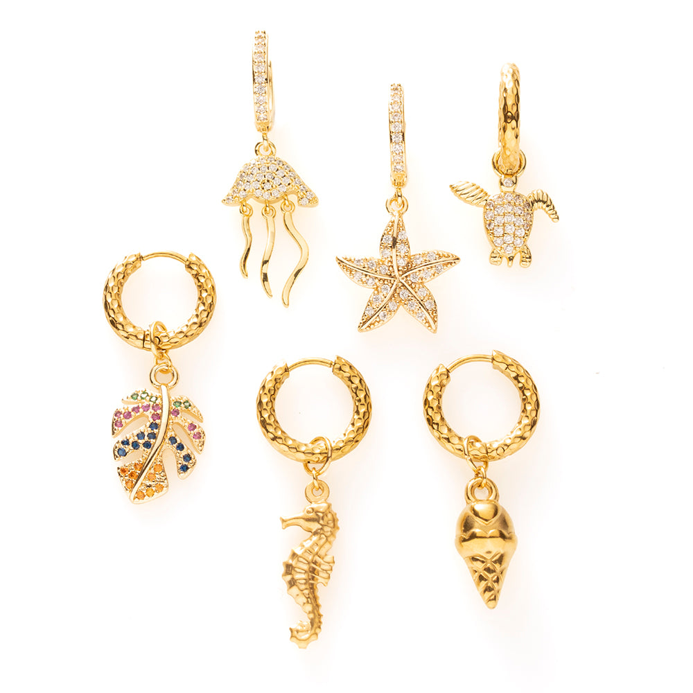De Gilded Scoop is een speelse one piece oorbel in de vorm van een softijsje in een goudkleurige finish. Het design combineert een vrolijke, zomerse uitstraling met een subtiele elegante touch.

Licht, fun en makkelijk te dragen: deze oorbel geeft je look direct een happy summer vibe zonder te overheersen. Perfect voor zonnige dagen, vakanties, festivals of wanneer je outfit net dat beetje extra speelsheid mag hebben.