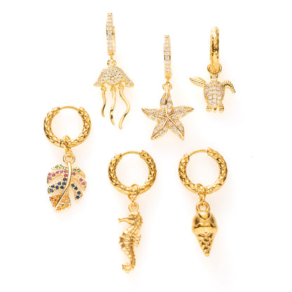 De Gilded Scoop is een speelse one piece oorbel in de vorm van een softijsje in een goudkleurige finish. Het design combineert een vrolijke, zomerse uitstraling met een subtiele elegante touch.

Licht, fun en makkelijk te dragen: deze oorbel geeft je look direct een happy summer vibe zonder te overheersen. Perfect voor zonnige dagen, vakanties, festivals of wanneer je outfit net dat beetje extra speelsheid mag hebben.