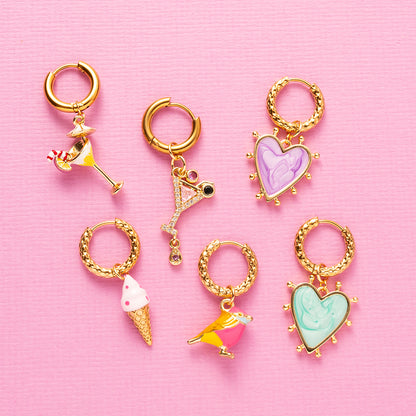 Voeg een sprankelende touch toe met Pink Martini, een elegante one-Piece oorbel geïnspireerd op een chic martini-glas. Het lichtroze design met fonkelende zirkonia steentjes maakt ‘m speels, eigenzinnig en perfect voor wie van opvallende, kleurrijke details houdt. Combineer met andere oorbellen uit de collectie voor een persoonlijke, funky look.