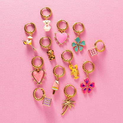 Een kleurrijke eyecatcher met tropische vibes. Deze one-piece oorbel met bloem geeft jouw look direct een vrolijke en opvallende touch. Verkrijgbaar in blauw en roze, zodat je jouw favoriete kleur kunt kiezen of eindeloos kunt mixen &amp; matchen.

Draag hem solo of combineer hem met andere one-piece oorbellen voor jouw ultieme earparty.