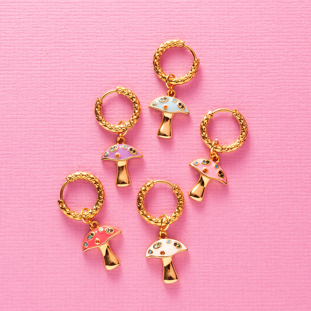 One-piece oorbel in de vorm van een vrolijke paddenstoel, verkrijgbaar in vijf kleuren. Speels, eigenzinnig en perfect om een kleurrijke touch aan je look te geven. Draag ‘m solo of combineer met andere oorbellen voor een unieke earparty.