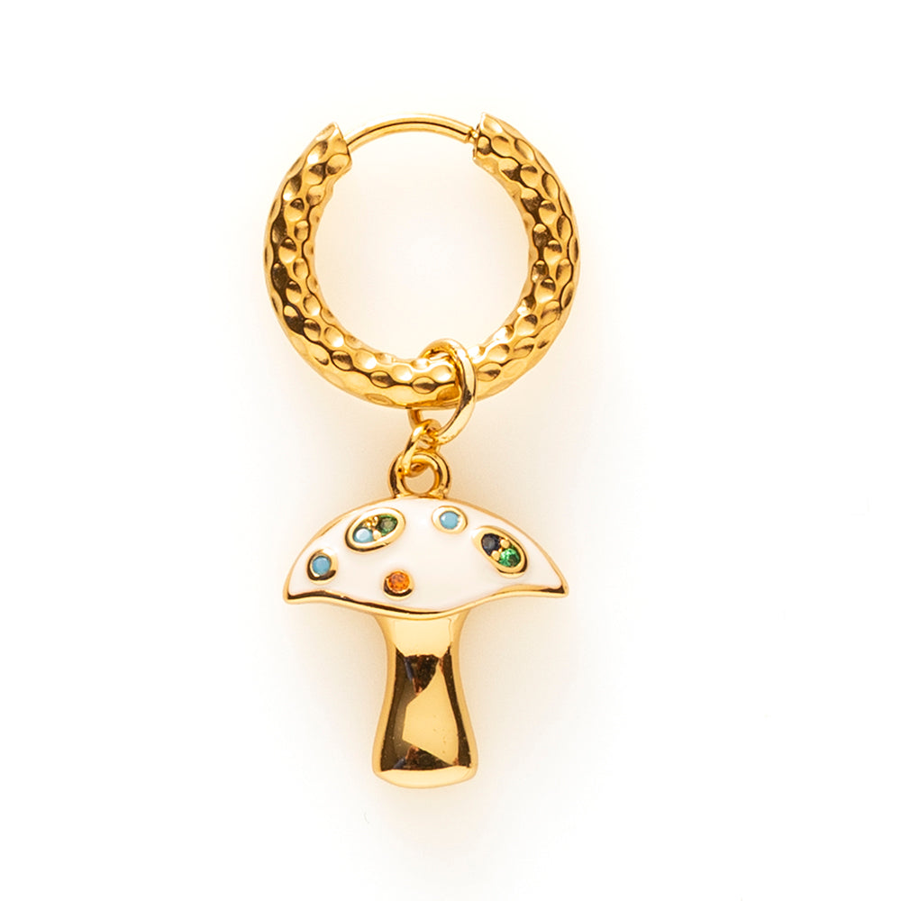 One-piece oorbel in de vorm van een vrolijke paddenstoel, verkrijgbaar in vijf kleuren. Speels, eigenzinnig en perfect om een kleurrijke touch aan je look te geven. Draag ‘m solo of combineer met andere oorbellen voor een unieke earparty.