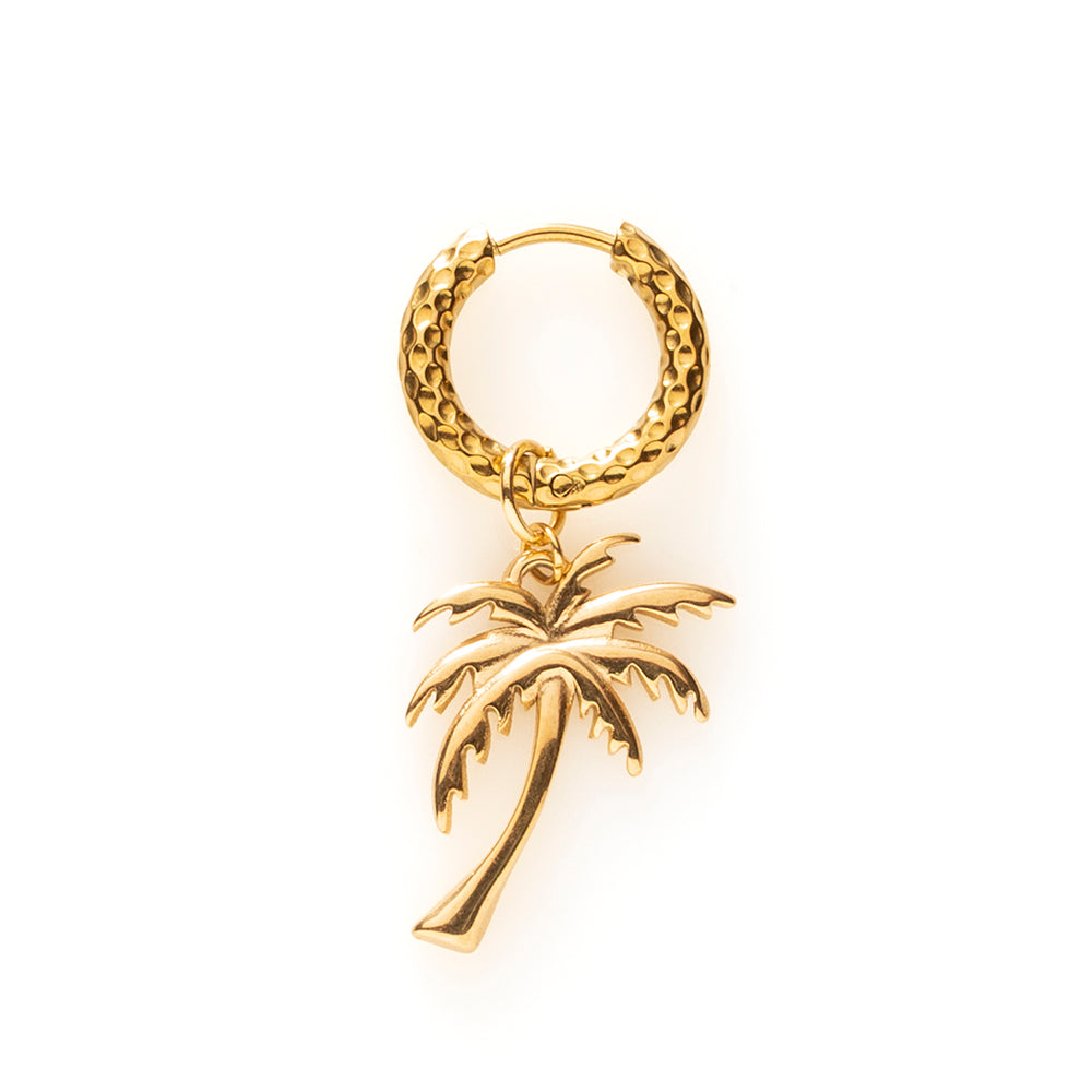 Breng een vleugje zomer in jouw look met deze gouden one-piece oorbel met palmboom. Een stijlvolle en eigenzinnige eyecatcher die perfect past bij een kleurrijke earparty.

Draag hem solo voor een subtiele statement look of mix &amp; match met andere one-piece oorbellen en creëer jouw unieke combinatie.