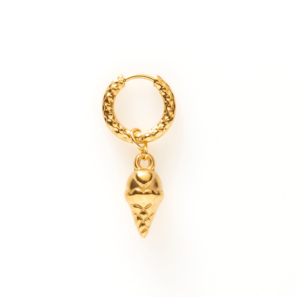 De Gilded Scoop is een speelse one piece oorbel in de vorm van een softijsje in een goudkleurige finish. Het design combineert een vrolijke, zomerse uitstraling met een subtiele elegante touch.

Licht, fun en makkelijk te dragen: deze oorbel geeft je look direct een happy summer vibe zonder te overheersen. Perfect voor zonnige dagen, vakanties, festivals of wanneer je outfit net dat beetje extra speelsheid mag hebben.