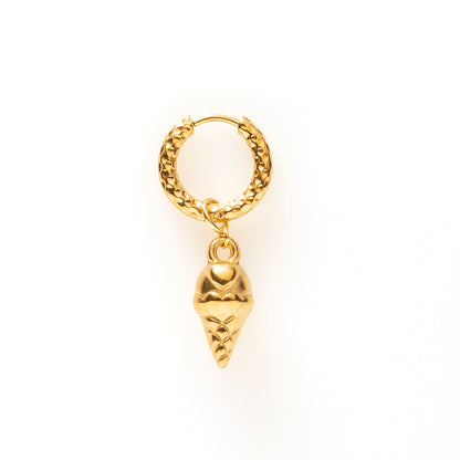 De Gilded Scoop is een speelse one piece oorbel in de vorm van een softijsje in een goudkleurige finish. Het design combineert een vrolijke, zomerse uitstraling met een subtiele elegante touch.

Licht, fun en makkelijk te dragen: deze oorbel geeft je look direct een happy summer vibe zonder te overheersen. Perfect voor zonnige dagen, vakanties, festivals of wanneer je outfit net dat beetje extra speelsheid mag hebben.