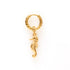 De Seahorse charm is een one piece oorbel met een sierlijk zeepaardje dat direct een zomerse, beachy sfeer oproept. Het ontwerp is speels en elegant tegelijk, geïnspireerd op de rustige beweging van de zee en het dromerige karakter van het zeepaardje.

Deze oorbel is perfect voor wie houdt van subtiele statement pieces met een fun twist. Licht, verfijnd en makkelijk te combineren met zowel casual als meer dressed-up summer looks.

Draag hem solo voor een subtiel accent of mix hem met andere oorbellen v
