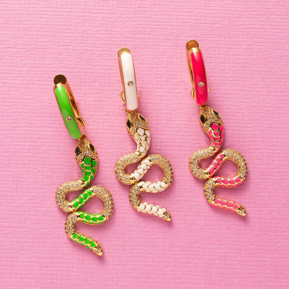 Ontdek onze funky one-piece oorbellen: speels, vrolijk en vol charmante bedels die je look meteen een sprankje kleur en vreugde geven. Elke oorbel heeft een eigen karakter en zorgt voor een instant feel-good vibe. Mix &amp; match je eigen favorieten voor een unieke, eigenzinnige stijl.