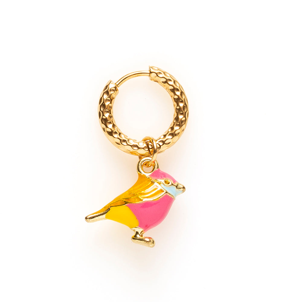 Voeg een vleugje speelsheid toe aan je look met de Birdy oorbel. Dit schattige vogeltje zit elegant op één oor en is perfect voor wie houdt van subtiele, vrolijke statement-sieraden. Mix &amp; match met andere oorbellen uit de collectie voor een unieke, persoonlijke stijl.