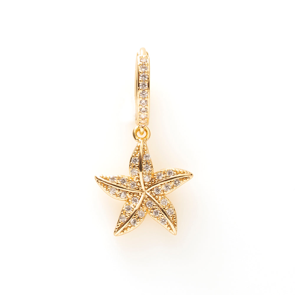 De Starfish Sparkle is een vrolijke one piece oorbel die direct een zomers gevoel oproept. De subtiele zeester is verfijnd afgewerkt met sprankelende zirkonia steentjes, waardoor er een zachte sparkle ontstaat bij elke beweging.

Deze oorbel is lief, speels en beachy tegelijk, perfect om je look net dat beetje extra fun te geven. Of je nu naar het strand gaat, een festival hebt of gewoon zin hebt in een zomerse touch: deze oorbel brengt instant sunshine vibes.
