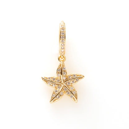 De Starfish Sparkle is een vrolijke one piece oorbel die direct een zomers gevoel oproept. De subtiele zeester is verfijnd afgewerkt met sprankelende zirkonia steentjes, waardoor er een zachte sparkle ontstaat bij elke beweging.

Deze oorbel is lief, speels en beachy tegelijk, perfect om je look net dat beetje extra fun te geven. Of je nu naar het strand gaat, een festival hebt of gewoon zin hebt in een zomerse touch: deze oorbel brengt instant sunshine vibes.
