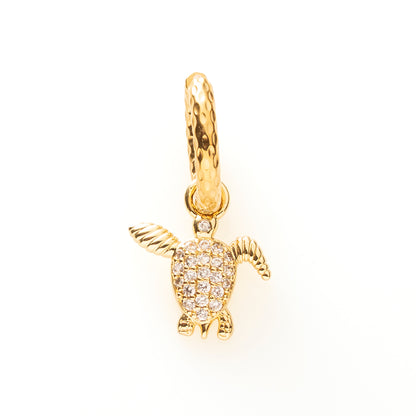 De Tiny Turtle is&amp;nbsp;een speelse one piece oorbel met een schattig schildpadje dat subtiel schittert dankzij fijne zirkonia steentjes.

Het ontwerp straalt een relaxte, zomerse beach vibe uit, alsof je een stukje oceaan met je meedraagt. Lief, fun en toch stijlvol genoeg om elke look net wat extra karakter te geven.

Perfect voor zonnige dagen, vakanties en festival outfits, maar ook leuk om je dagelijkse look een vrolijke twist te geven. Draag hem solo als subtiele statement of combineer met andere oorbe