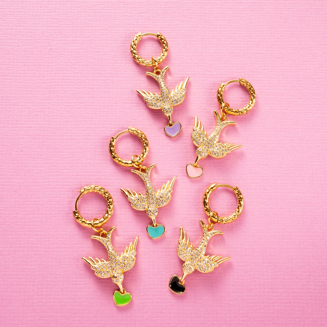 Ontdek onze funky one-piece oorbellen: speels, vrolijk en vol charmante bedels die je look meteen een sprankje kleur en vreugde geven. Elke oorbel heeft een eigen karakter en zorgt voor een instant feel-good vibe. Mix &amp;amp; match je eigen favorieten voor een unieke, eigenzinnige stijl.