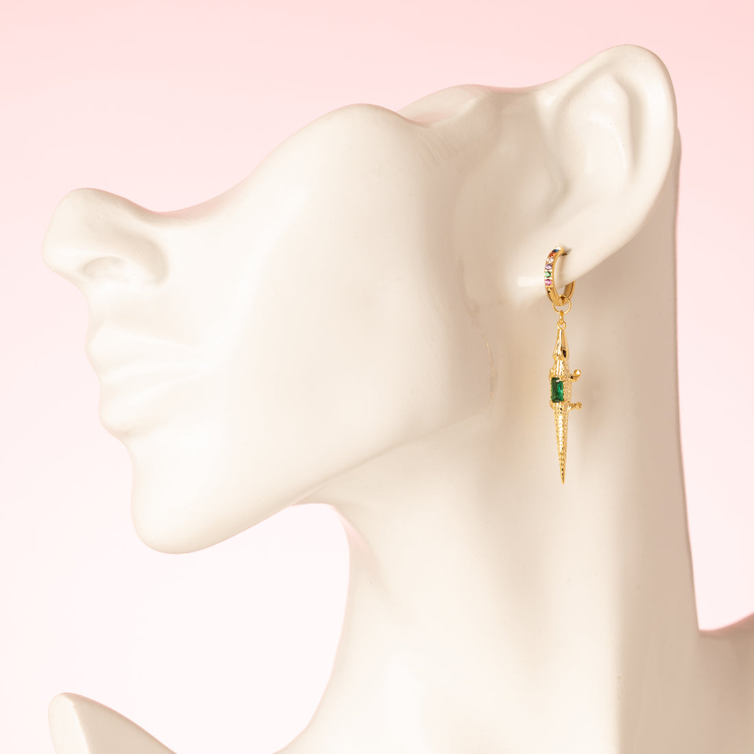 Laat je oor opvallen met Alligator Spark – een one piece oorbel met een brutale twist. Deze stijlvolle blikvanger combineert een kleurrijke zirkonia oorring met een funky krokodil bedel, die pronkt met een glinsterend groen detail. De perfecte mix van speels en chic – draag ‘m solo voor een edgy statement of combineer ‘m met meerdere oorbellen voor een eigenzinnige look.
