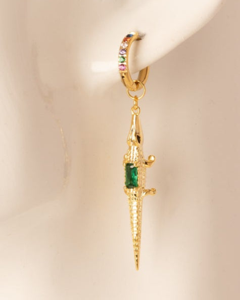 Laat je oor opvallen met Alligator Spark – een one piece oorbel met een brutale twist. Deze stijlvolle blikvanger combineert een kleurrijke zirkonia oorring met een funky krokodil bedel, die pronkt met een glinsterend groen detail. De perfecte mix van speels en chic – draag ‘m solo voor een edgy statement of combineer ‘m met meerdere oorbellen voor een eigenzinnige look.