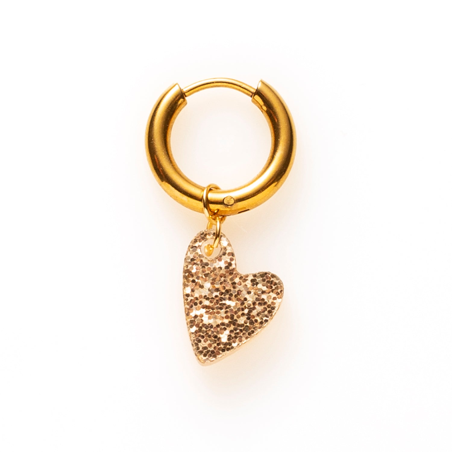 Klein, kleurrijk en vol charme, de Sweetheart one piece oorbellen zijn jouw dagelijkse dosis liefde. Het fijne plexx hartje geeft een speelse en frisse touch. Beschikbaar in zes verschillende kleuren.

Subtiel genoeg voor elke dag, maar opvallend genoeg om je look net dat beetje extra te geven. Draag ze solo voor een minimal vibe of mix met de andere oorbellen voor een vrolijke, eigenzinnige ear party.