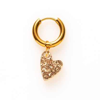 Klein, kleurrijk en vol charme, de Sweetheart one piece oorbellen zijn jouw dagelijkse dosis liefde. Het fijne plexx hartje geeft een speelse en frisse touch. Beschikbaar in zes verschillende kleuren.

Subtiel genoeg voor elke dag, maar opvallend genoeg om je look net dat beetje extra te geven. Draag ze solo voor een minimal vibe of mix met de andere oorbellen voor een vrolijke, eigenzinnige ear party.