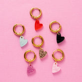 Klein, kleurrijk en vol charme – de Sweetheart one piece oorbellen zijn jouw dagelijkse dosis liefde. Het fijne plexx hartje geeft een speelse en frisse touch. Beschikbaar in zes verschillende kleuren.

Subtiel genoeg voor elke dag, maar opvallend genoeg om je look net dat beetje extra te geven. Draag ze solo voor een minimal vibe of mix met de andere oorbellen voor een vrolijke, eigenzinnige ear party.