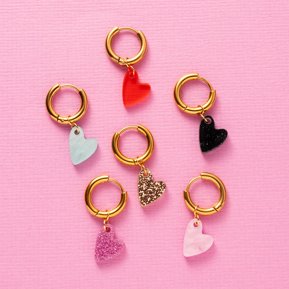 Klein, kleurrijk en vol charme – de Sweetheart one piece oorbellen zijn jouw dagelijkse dosis liefde. Het fijne plexx hartje geeft een speelse en frisse touch. Beschikbaar in zes verschillende kleuren.

Subtiel genoeg voor elke dag, maar opvallend genoeg om je look net dat beetje extra te geven. Draag ze solo voor een minimal vibe of mix met de andere oorbellen voor een vrolijke, eigenzinnige ear party.