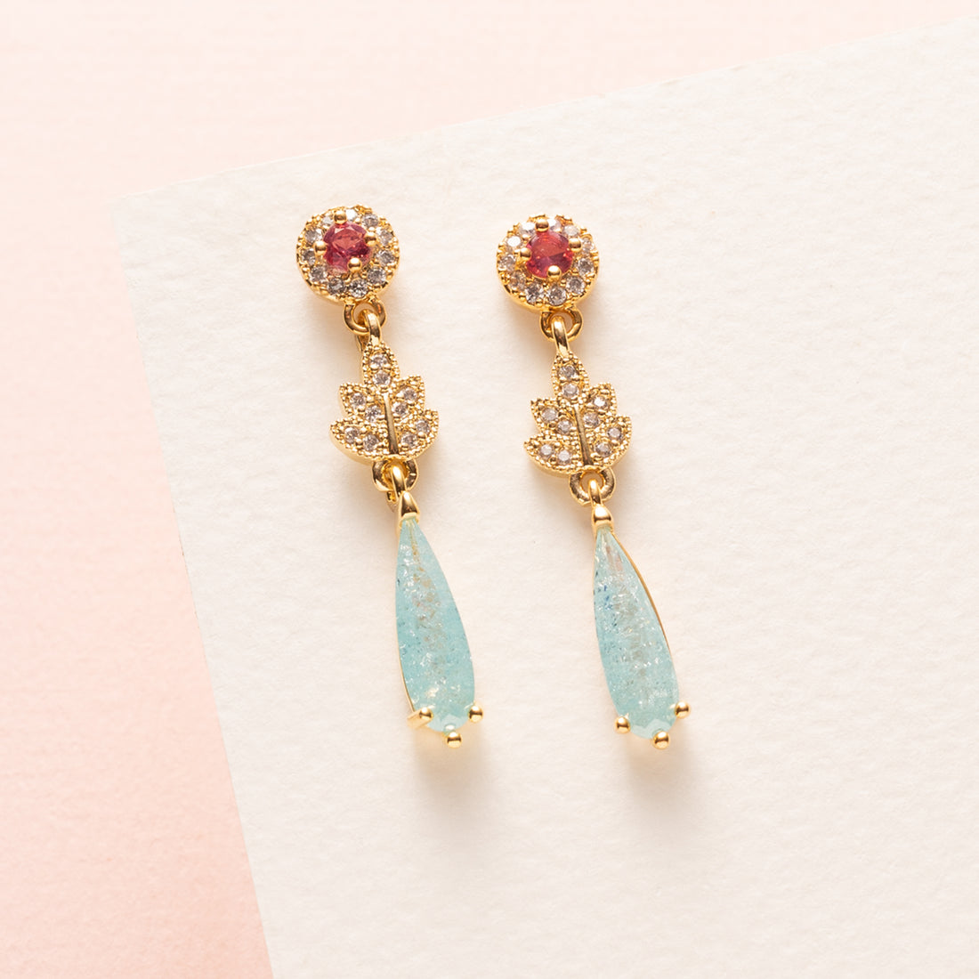 Subtiele en elegante oorbellen uit de&amp;nbsp;Every Day Glow collectie. Deze kleine beauty&