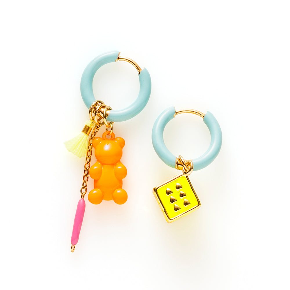 Voeg een sprankje kleur en een vleugje vreugde toe aan je dag met deze kleine gekleurde oorbellen voorzien van eigenzinnige bedels. Deze charmante oorbellen zijn perfect om je outfit op te vrolijken en je een instant geluksgevoel te geven. Bovendien kun je de bedels er zelf afhalen en onderling wisselen. Mix &amp; Match met de andere oorbellen voor dubbel plezier!