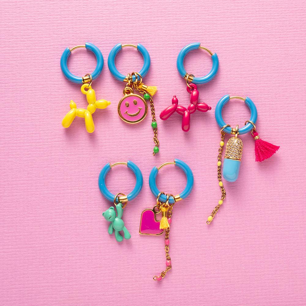 Voeg een sprankje kleur en een vleugje vreugde toe aan je dag met deze kleine gekleurde oorbellen voorzien van eigenzinnige bedels. Deze charmante oorbellen zijn perfect om je outfit op te vrolijken en je een instant geluksgevoel te geven. Je de bedels er zelf afhalen en onderling wisselen.

