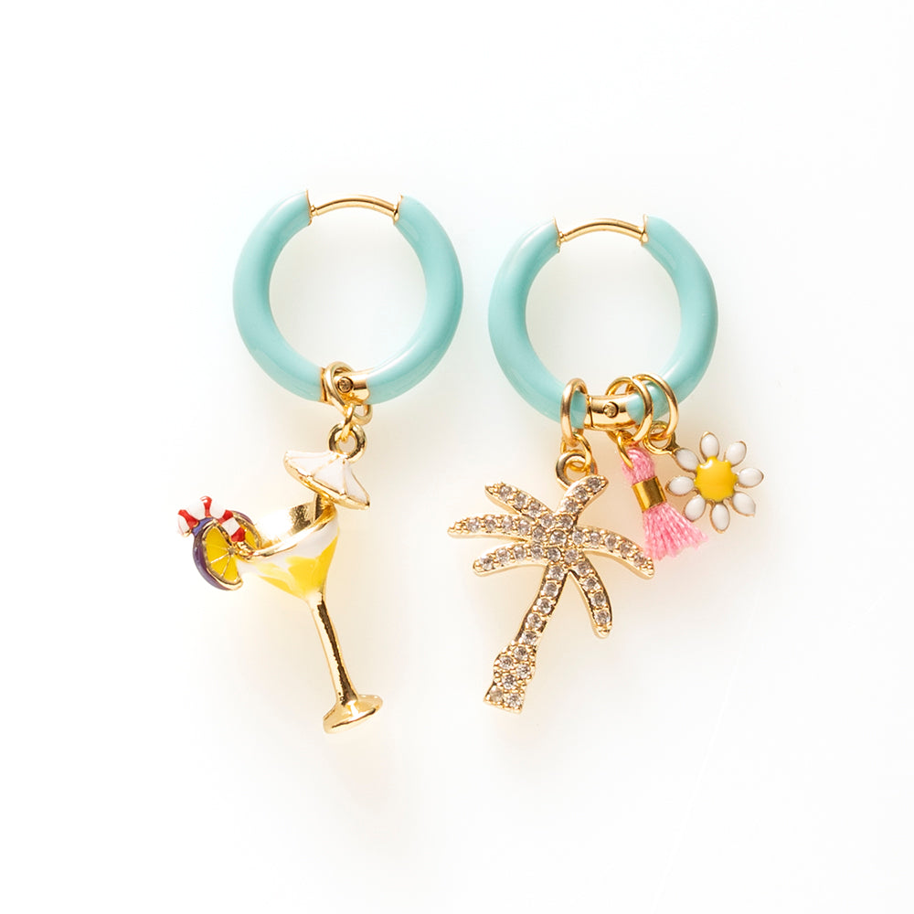 Voeg een sprankje kleur en vreugde toe aan je dag met deze kleurrijke oorbellen met eigenzinnige bedels. Deze charmante oorbellen geven elke outfit een speelse en stijlvolle touch én bezorgen je meteen een instant geluksgevoel.
Extra leuk: de bedels zijn eenvoudig afneembaar en onderling te wisselen. Mix &amp; Match ze met andere oorbellen en creëer eindeloos veel unieke combinaties voor dubbel draagplezier.

