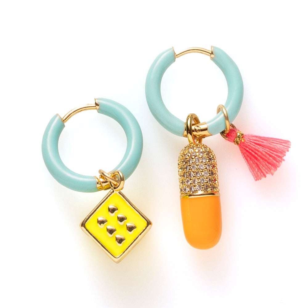 Voeg een sprankje kleur en vreugde toe aan je dag met deze kleurrijke oorbellen met eigenzinnige bedels. Deze charmante oorbellen geven elke outfit een speelse en stijlvolle touch én bezorgen je meteen een instant geluksgevoel.
Extra leuk: de bedels zijn eenvoudig afneembaar en onderling te wisselen. Mix &amp; Match ze met andere oorbellen en creëer eindeloos veel unieke combinaties voor dubbel draagplezier.
