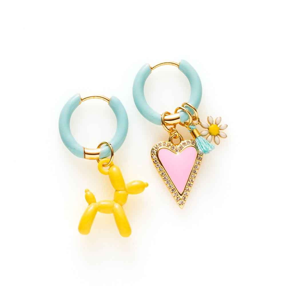 Voeg een sprankje kleur en een vleugje vreugde toe aan je dag met deze kleine gekleurde oorbellen voorzien van eigenzinnige bedels. Deze charmante oorbellen zijn perfect om je outfit op te vrolijken en je een instant geluksgevoel te geven. Bovendien kun je de bedels er zelf afhalen en onderling wisselen. Mix &amp;amp; Match met de andere oorbellen voor dubbel plezier!