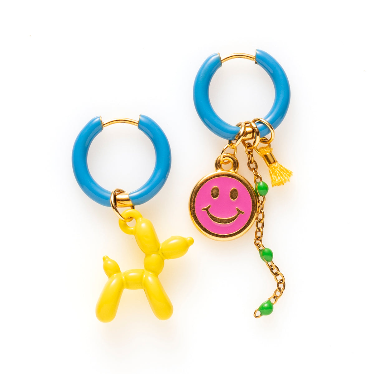 Voeg een sprankje kleur en een vleugje vreugde toe aan je dag met deze kleine gekleurde oorbellen voorzien van eigenzinnige bedels. Deze charmante oorbellen zijn perfect om je outfit op te vrolijken en je een instant geluksgevoel te geven. Je de bedels er zelf afhalen en onderling wisselen.

