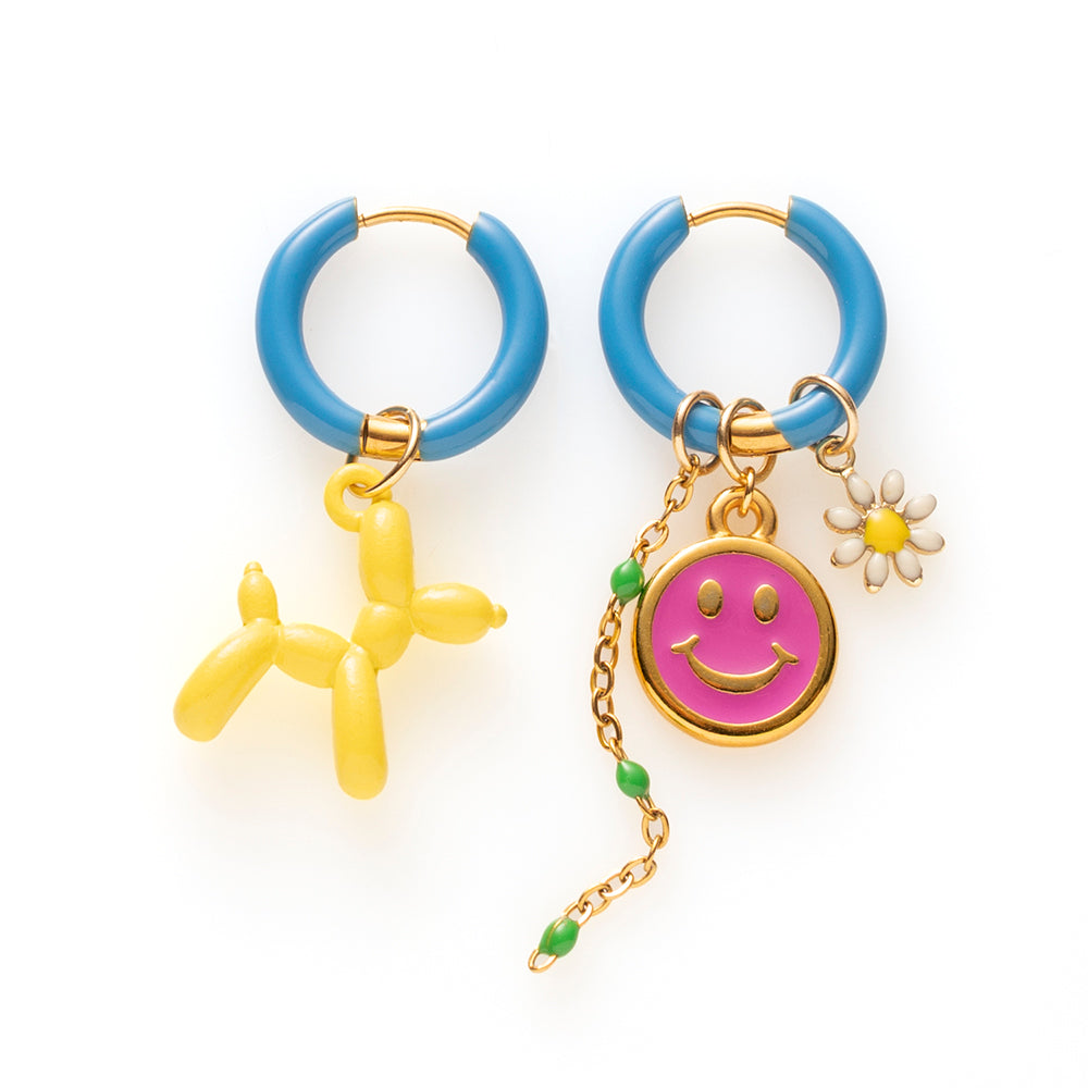 Voeg een sprankje kleur en een vleugje vreugde toe aan je dag met deze kleine gekleurde oorbellen voorzien van eigenzinnige bedels. Deze charmante oorbellen zijn perfect om je outfit op te vrolijken en je een instant geluksgevoel te geven. Je de bedels er zelf afhalen en onderling wisselen.