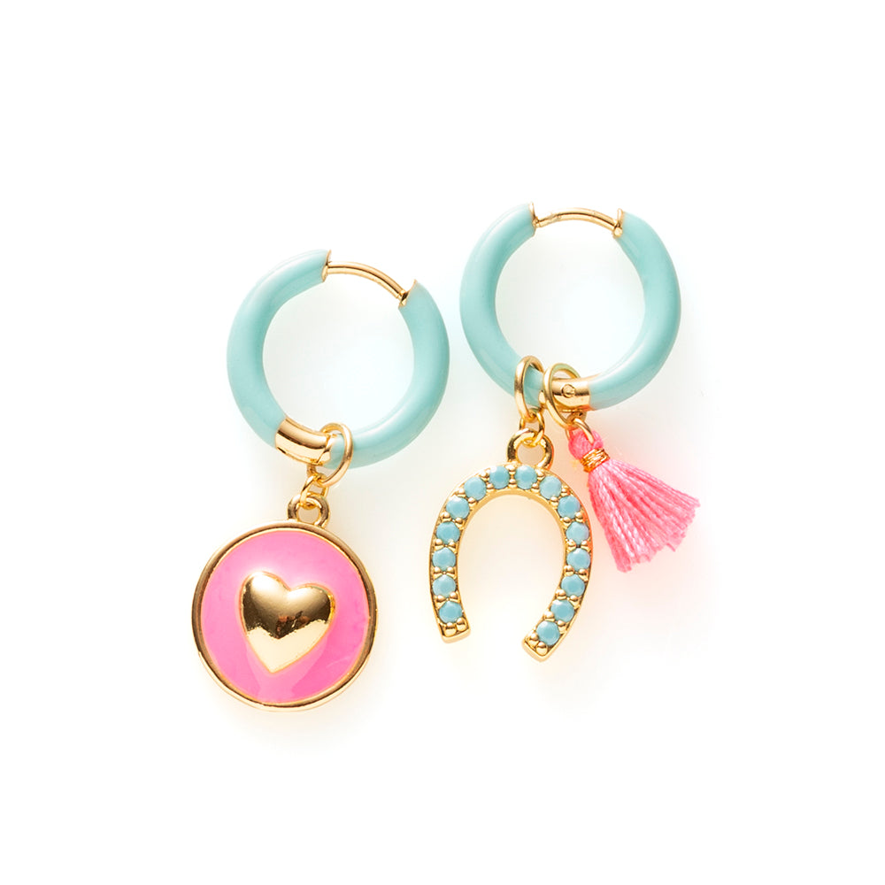 Voeg een sprankje kleur en vreugde toe aan je dag met deze kleurrijke oorbellen met eigenzinnige bedels. Deze charmante oorbellen geven elke outfit een speelse en stijlvolle touch én bezorgen je meteen een instant geluksgevoel.
Extra leuk: de bedels zijn eenvoudig afneembaar en onderling te wisselen. Mix &amp; Match ze met andere oorbellen en creëer eindeloos veel unieke combinaties voor dubbel draagplezier.

