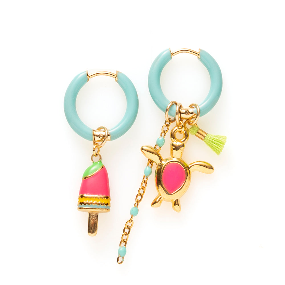 Voeg een sprankje kleur en vreugde toe aan je dag met deze kleurrijke oorbellen met eigenzinnige bedels. Deze charmante oorbellen geven elke outfit een speelse en stijlvolle touch én bezorgen je meteen een instant geluksgevoel.
Extra leuk: de bedels zijn eenvoudig afneembaar en onderling te wisselen. Mix &amp; Match ze met andere oorbellen en creëer eindeloos veel unieke combinaties voor dubbel draagplezier.
