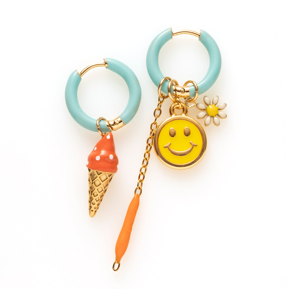 Voeg een sprankje kleur en vreugde toe aan je dag met deze kleurrijke oorbellen met eigenzinnige bedels. Deze charmante oorbellen geven elke outfit een speelse en stijlvolle touch én bezorgen je meteen een instant geluksgevoel.
Extra leuk: de bedels zijn eenvoudig afneembaar en onderling te wisselen. Mix &amp; Match ze met andere oorbellen en creëer eindeloos veel unieke combinaties voor dubbel draagplezier.
