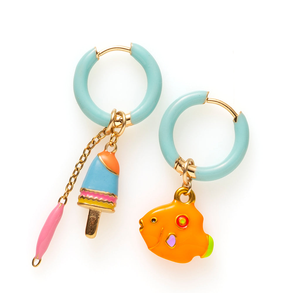 Voeg een sprankje kleur en vreugde toe aan je dag met deze kleurrijke oorbellen met eigenzinnige bedels. Deze charmante oorbellen geven elke outfit een speelse en stijlvolle touch én bezorgen je meteen een instant geluksgevoel.
Extra leuk: de bedels zijn eenvoudig afneembaar en onderling te wisselen. Mix &amp; Match ze met andere oorbellen en creëer eindeloos veel unieke combinaties voor dubbel draagplezier.
