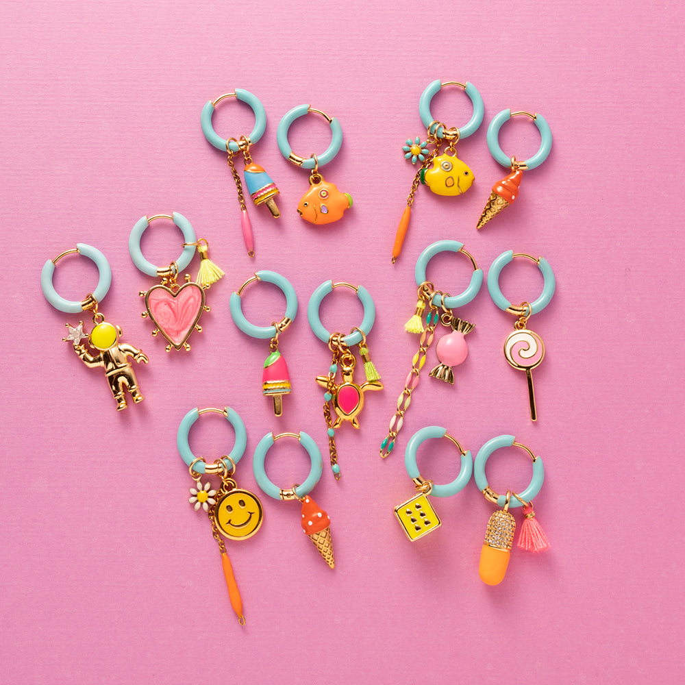 Voeg een sprankje kleur en vreugde toe aan je dag met deze kleurrijke oorbellen met eigenzinnige bedels. Deze charmante oorbellen geven elke outfit een speelse en stijlvolle touch én bezorgen je meteen een instant geluksgevoel.
Extra leuk: de bedels zijn eenvoudig afneembaar en onderling te wisselen. Mix &amp; Match ze met andere oorbellen en creëer eindeloos veel unieke combinaties voor dubbel draagplezier.
