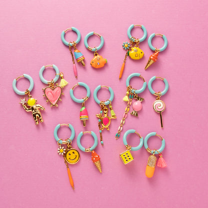 Voeg een sprankje kleur en vreugde toe aan je dag met deze kleurrijke oorbellen met eigenzinnige bedels. Deze charmante oorbellen geven elke outfit een speelse en stijlvolle touch én bezorgen je meteen een instant geluksgevoel.
Extra leuk: de bedels zijn eenvoudig afneembaar en onderling te wisselen. Mix &amp; Match ze met andere oorbellen en creëer eindeloos veel unieke combinaties voor dubbel draagplezier.
