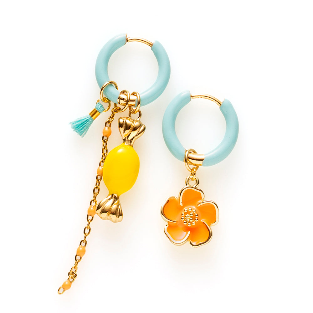 Voeg een sprankje kleur en een vleugje vreugde toe aan je dag met deze kleine gekleurde oorbellen voorzien van eigenzinnige bedels. Deze charmante oorbellen zijn perfect om je outfit op te vrolijken en je een instant geluksgevoel te geven. Bovendien kun je de bedels er zelf afhalen en onderling wisselen. Mix &amp;amp; Match met de andere oorbellen voor dubbel plezier!