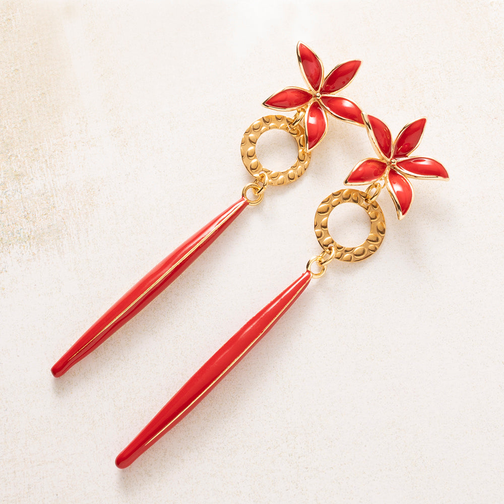 Passion Rouge laat rood volledig spreken. De bloem van rood emaille en de lange, rode staaf vormen samen één doorlopende lijn, die door de ring van gehamerd goud wordt onderbroken.

Het ontwerp is minimalistisch, maar de uitstraling allesbehalve ingetogen. Door de heldere kleur en het slanke silhouet zijn deze oorbellen krachtig en opvallend, met de warmte van goud als tegenwicht.