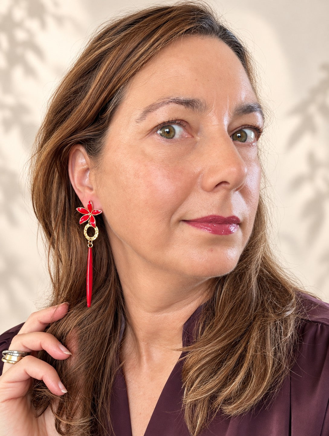 Passion Rouge laat rood volledig spreken. De bloem van rood emaille en de lange, rode staaf vormen samen één doorlopende lijn, die door de ring van gehamerd goud wordt onderbroken.

Het ontwerp is minimalistisch, maar de uitstraling allesbehalve ingetogen. Door de heldere kleur en het slanke silhouet zijn deze oorbellen krachtig en opvallend, met de warmte van goud als tegenwicht.