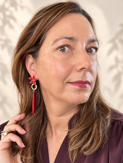 Passion Rouge laat rood volledig spreken. De bloem van rood emaille en de lange, rode staaf vormen samen één doorlopende lijn, die door de ring van gehamerd goud wordt onderbroken.

Het ontwerp is minimalistisch, maar de uitstraling allesbehalve ingetogen. Door de heldere kleur en het slanke silhouet zijn deze oorbellen krachtig en opvallend, met de warmte van goud als tegenwicht.