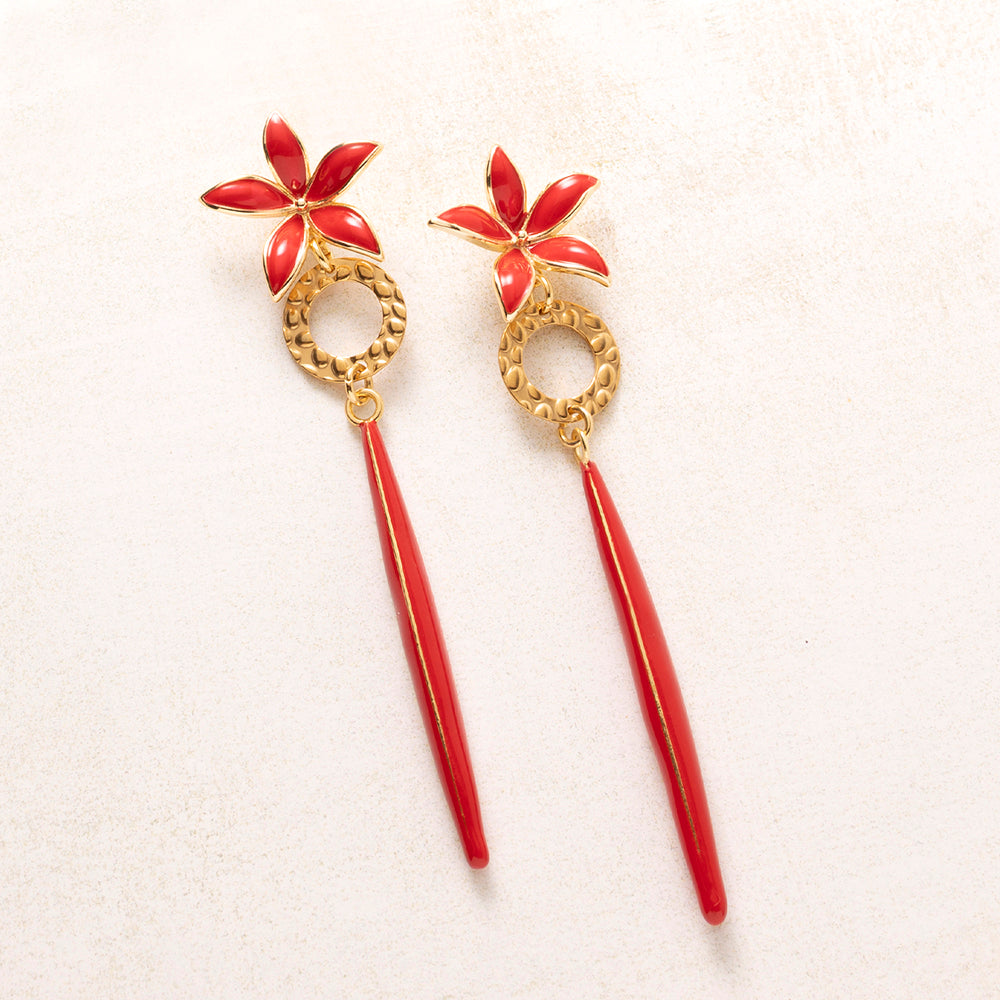Passion Rouge laat rood volledig spreken. De bloem van rood emaille en de lange, rode staaf vormen samen één doorlopende lijn, die door de ring van gehamerd goud wordt onderbroken.

Het ontwerp is minimalistisch, maar de uitstraling allesbehalve ingetogen. Door de heldere kleur en het slanke silhouet zijn deze oorbellen krachtig en opvallend, met de warmte van goud als tegenwicht.