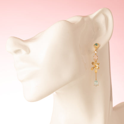 Soft Pastel Bloom is een ode aan verfijnde zachtheid. De oorbellen combineren sprankelende zirkonia oorstekers in helder pastelblauw met een mat zachtroze zirkonia tussenstuk. Het subtiele goudkleurige bloemetje voegt een teder detail toe, terwijl de lichtblauwe zirkonia druppel het geheel licht en harmonieus houdt. Een elegante, fijn gevormde oorbel die perfect is voor elke dag, maar ook bijzonder genoeg voor een speciale gelegenheid.